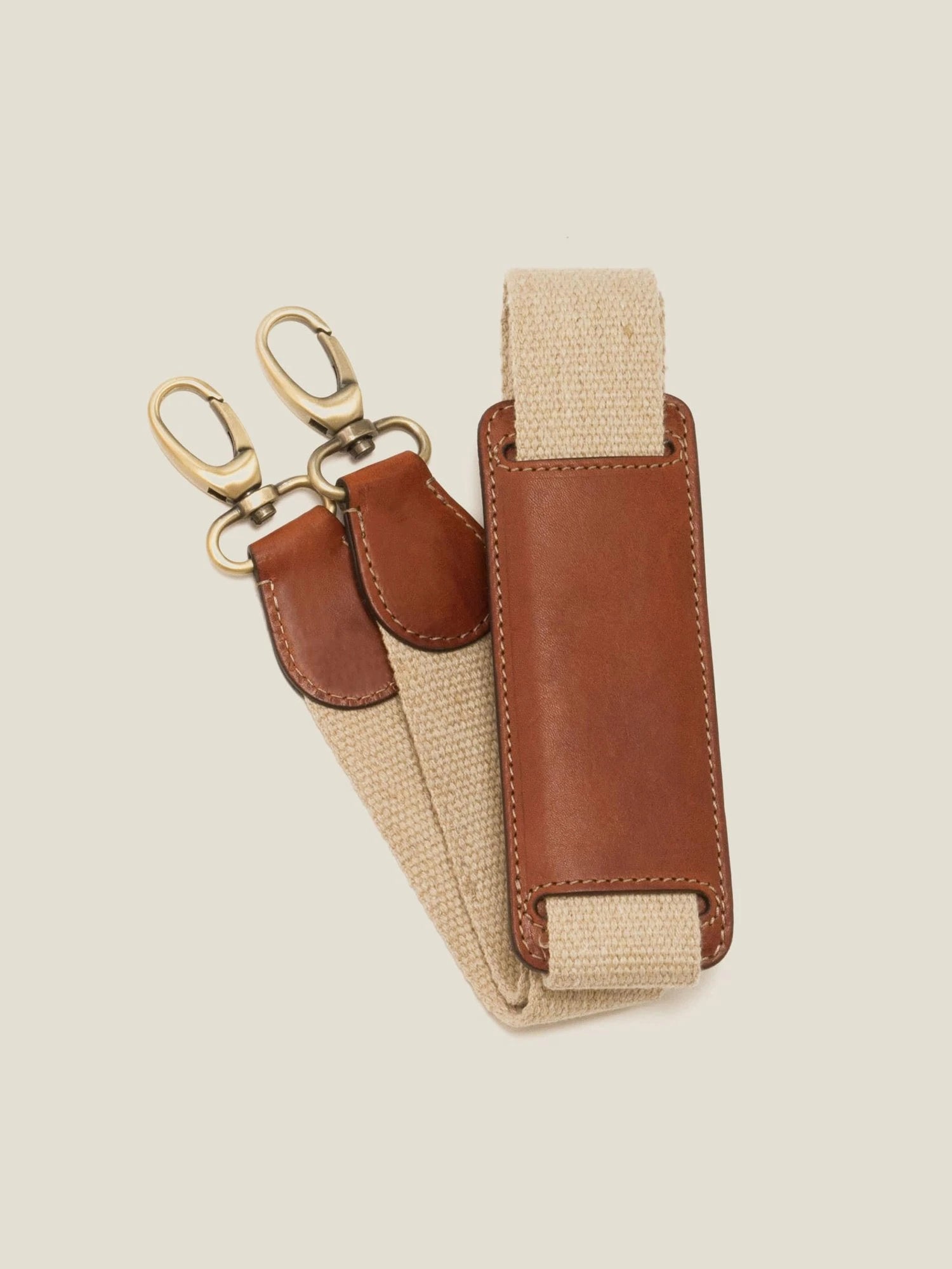 Detachable shoulder strap on Luca Faloni full grain leather travel bag