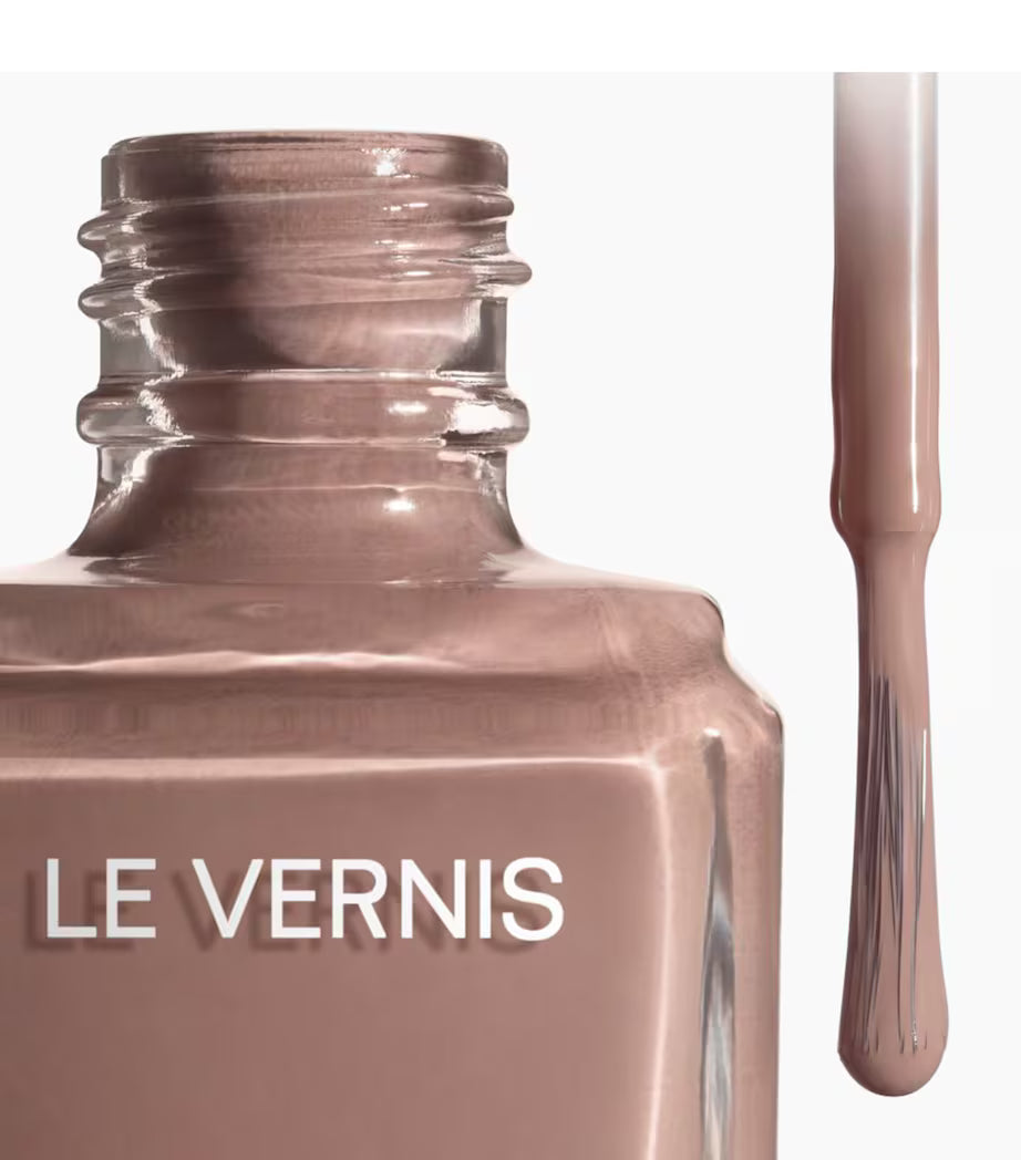 Chanel Le Vernis Longwear Nail Colour – Roxy Wraps Chanel Le Vernis Longwear Nail Colour – Roxy Wraps